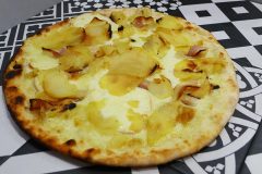 Pizzeria la Lievita pizza a domicilio e da asporto patate, guanciale e provola affumicata