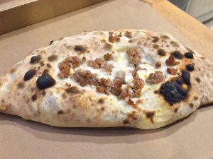 la lievita calzone salsiccia e fior di latte