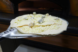 Pizzeria la Lievita pizza a domicilio e da asporto quattro formaggi pronta da cuocere