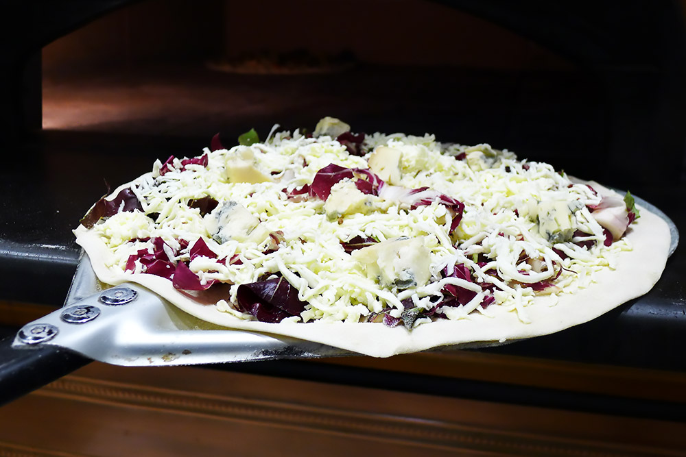 Pizzeria la Lievita pizza a domicilio e da asporto radicchio e gorgonzola da infornare